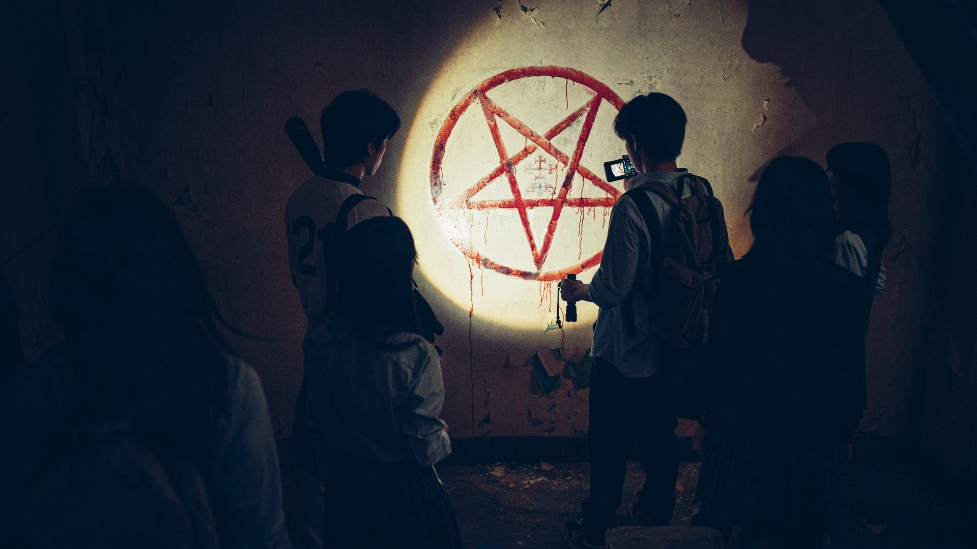 Bẫy Hồi Sinh - Ảnh 2